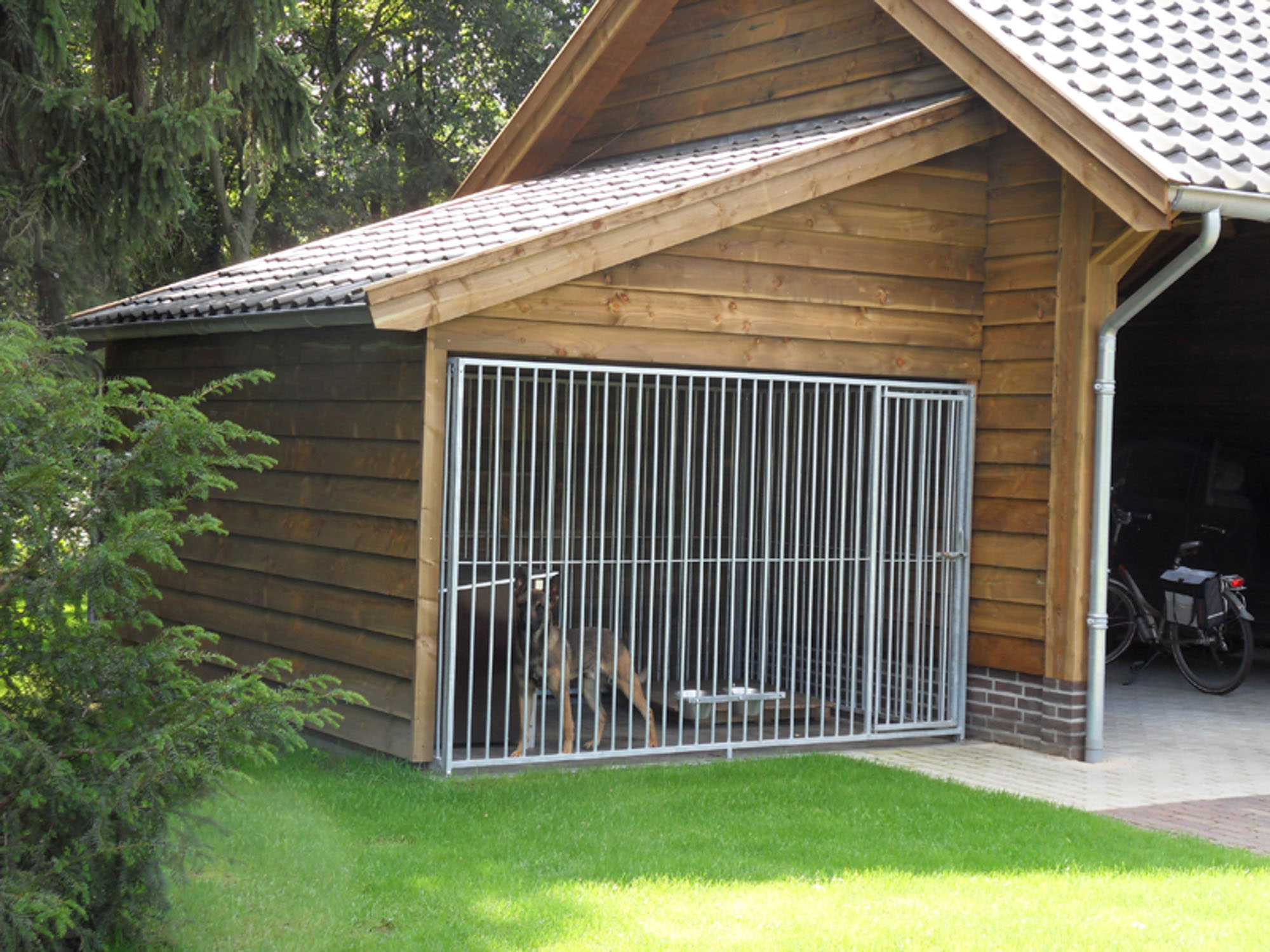 afbeeldingSchuur met carport IJhorst