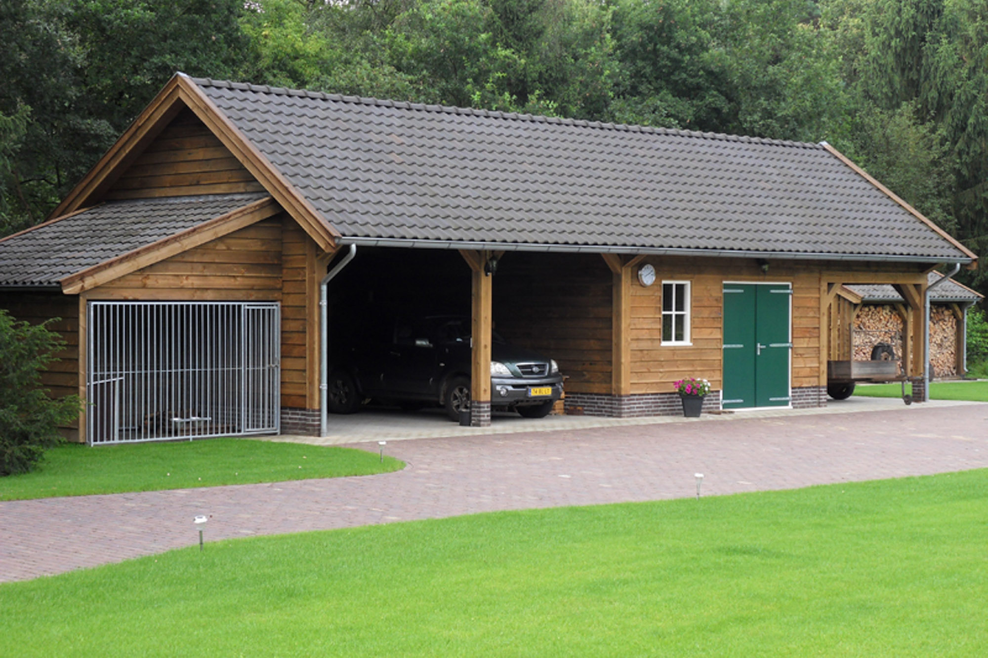 afbeeldingSchuur met carport IJhorst