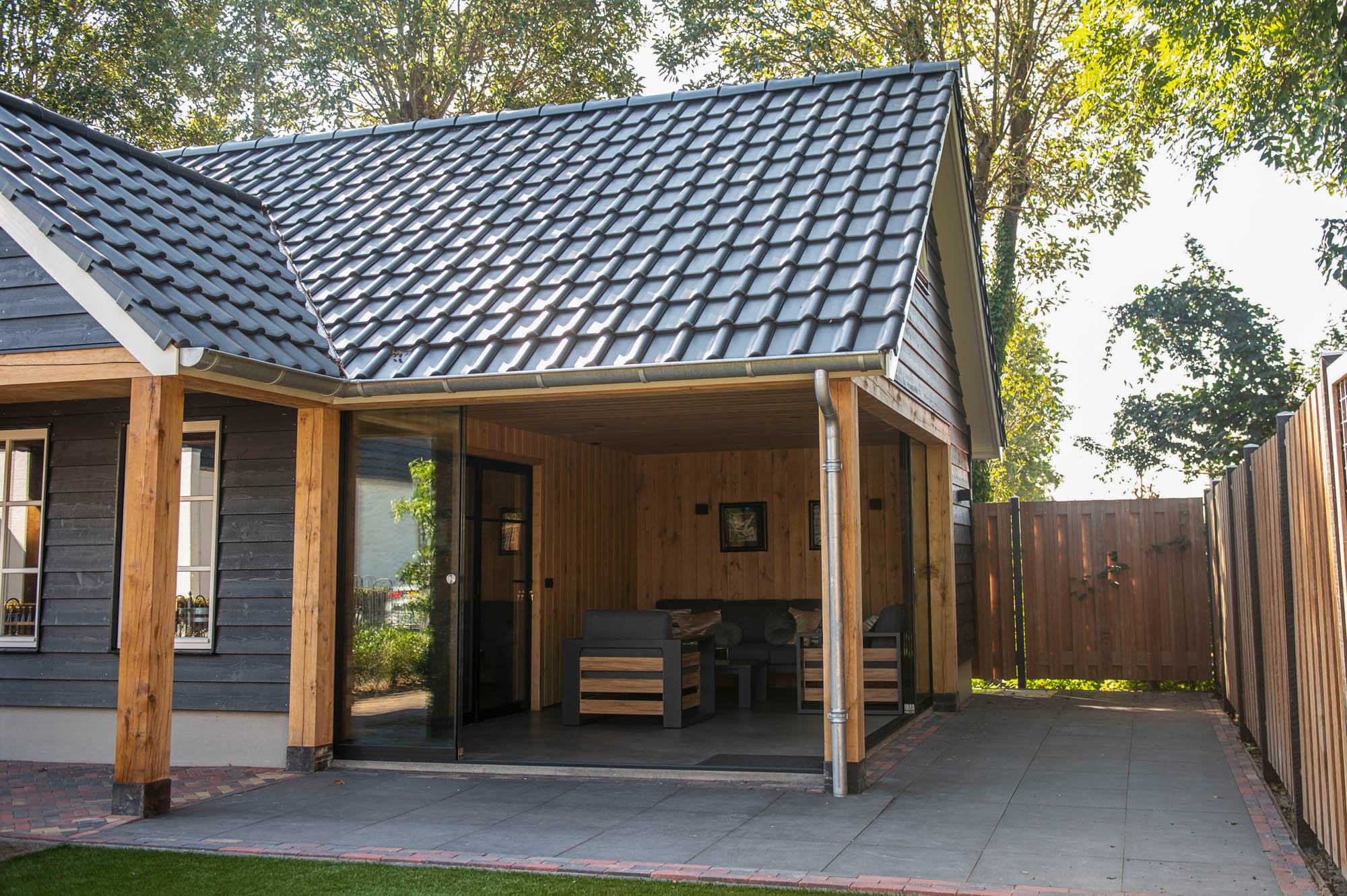 afbeeldingMancave met overkapping Lekkerkerk