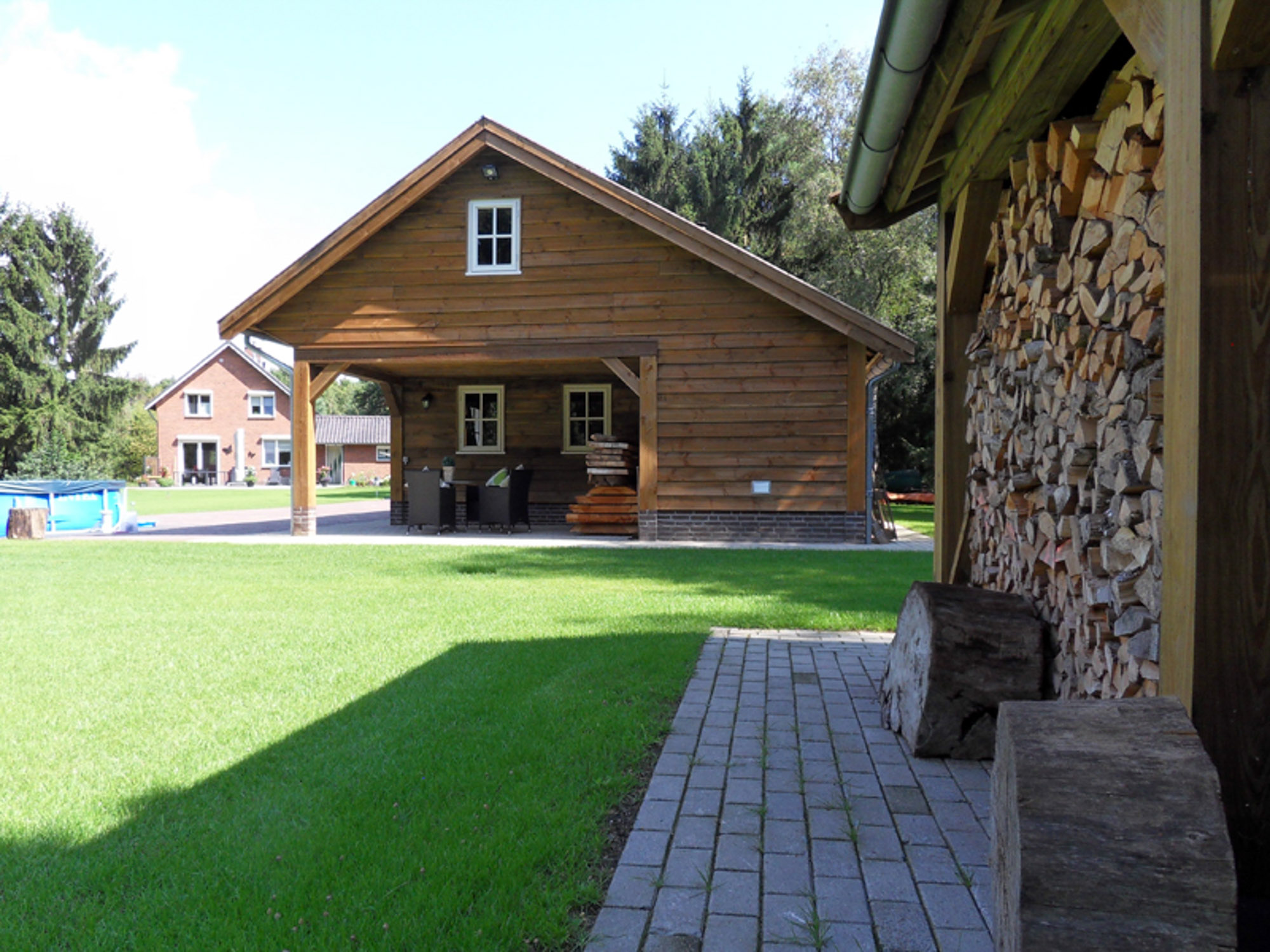 afbeeldingSchuur met carport IJhorst