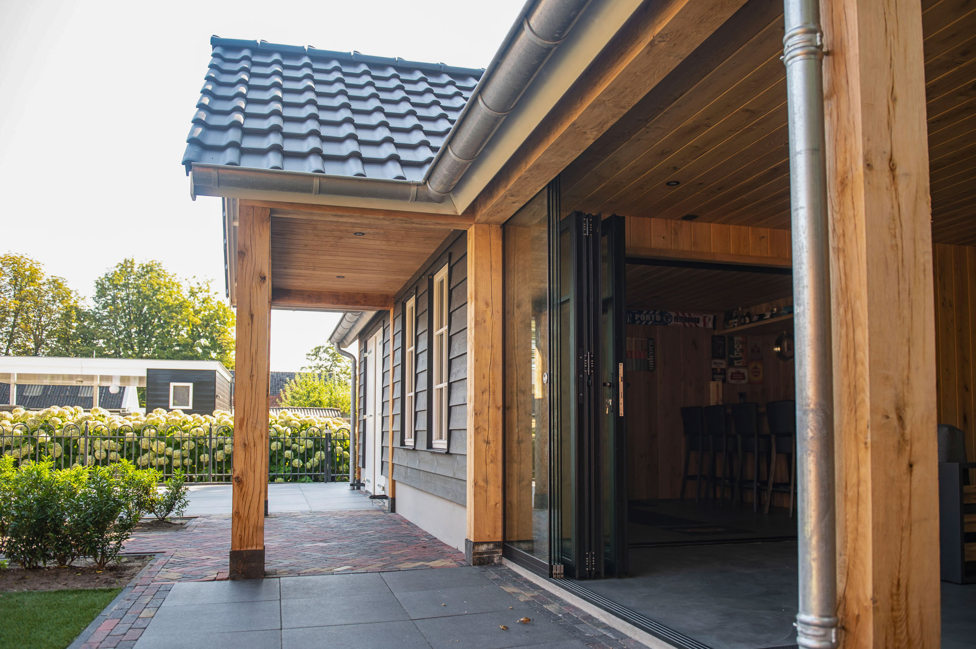afbeeldingMancave met overkapping Lekkerkerk