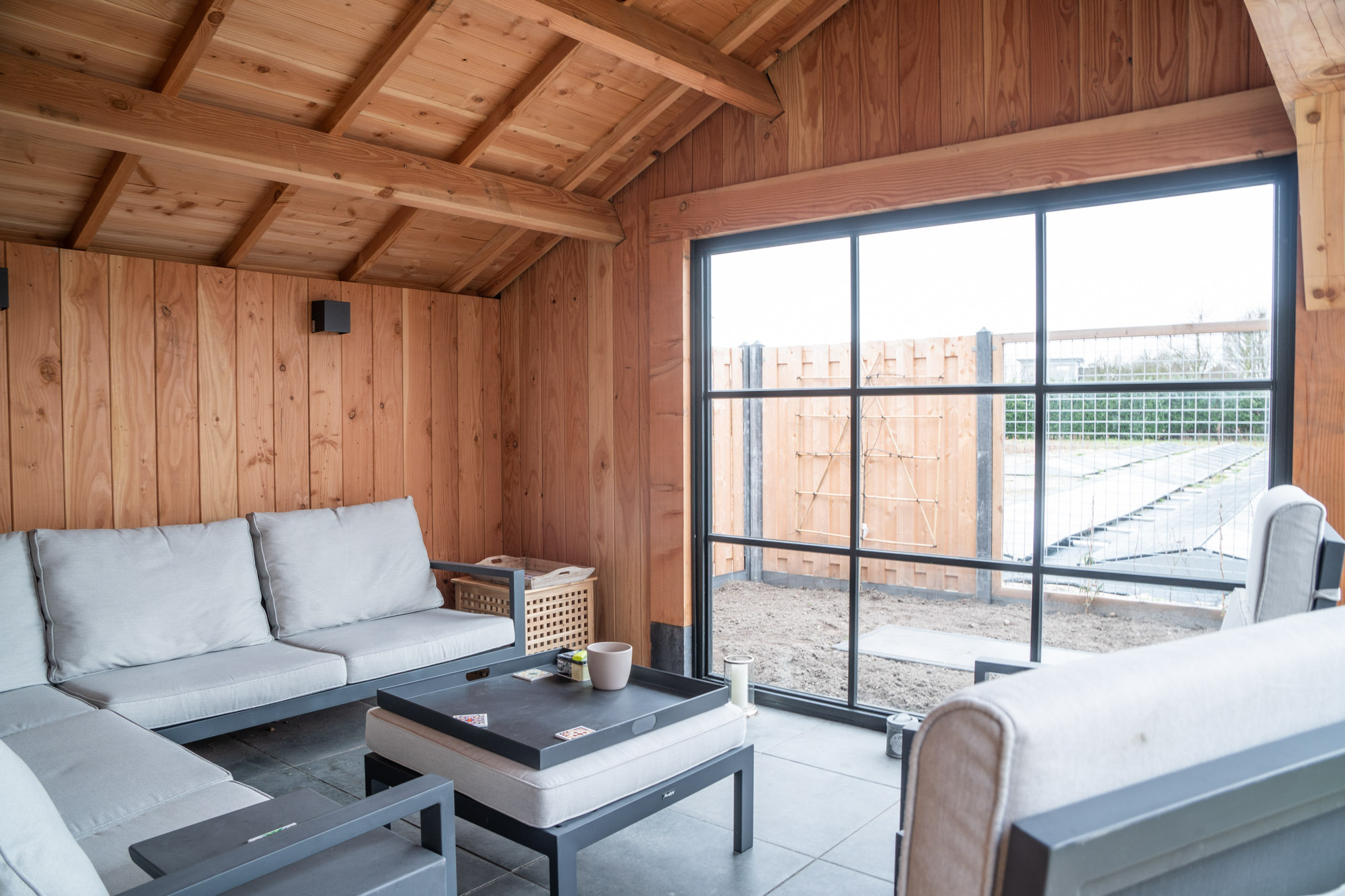 afbeeldingSchuur met veranda Arnhem