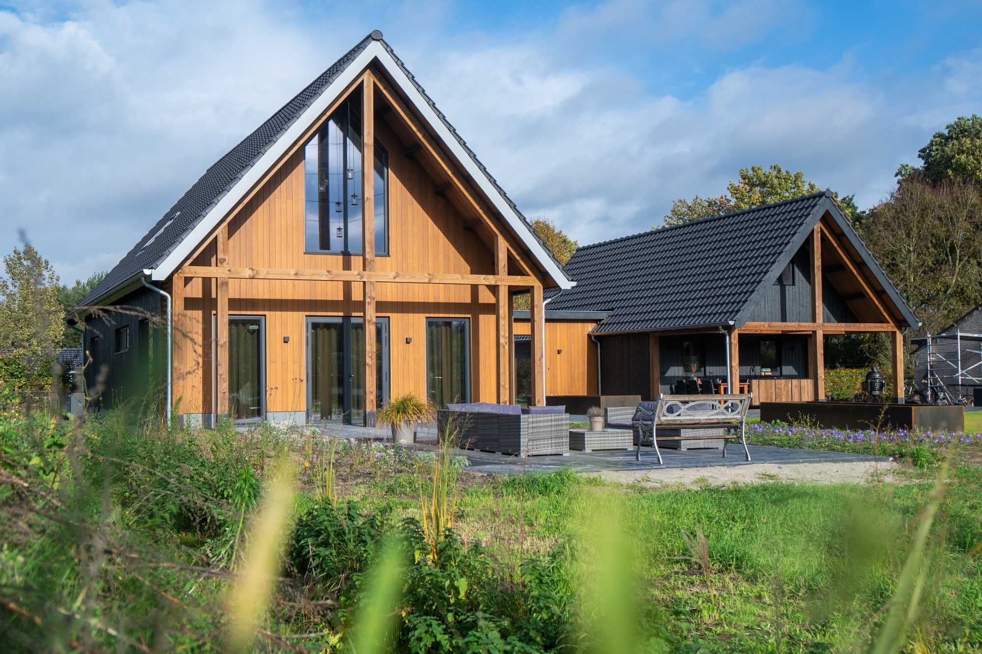 afbeeldingHouten huis met veranda
