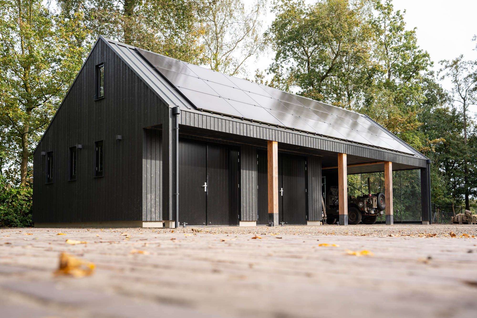 afbeeldingSchuur met overkapping Weidum